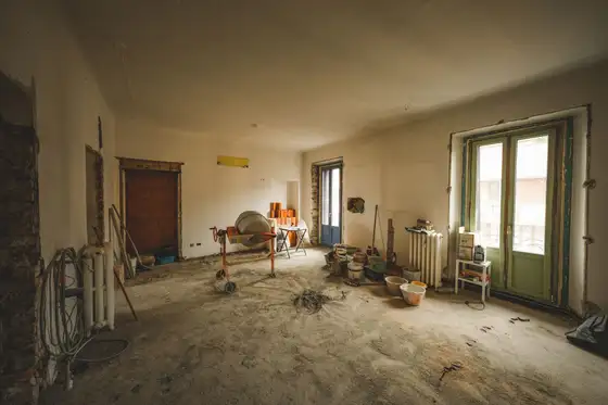 Appartement en cours de démolition, murs de brique à nu