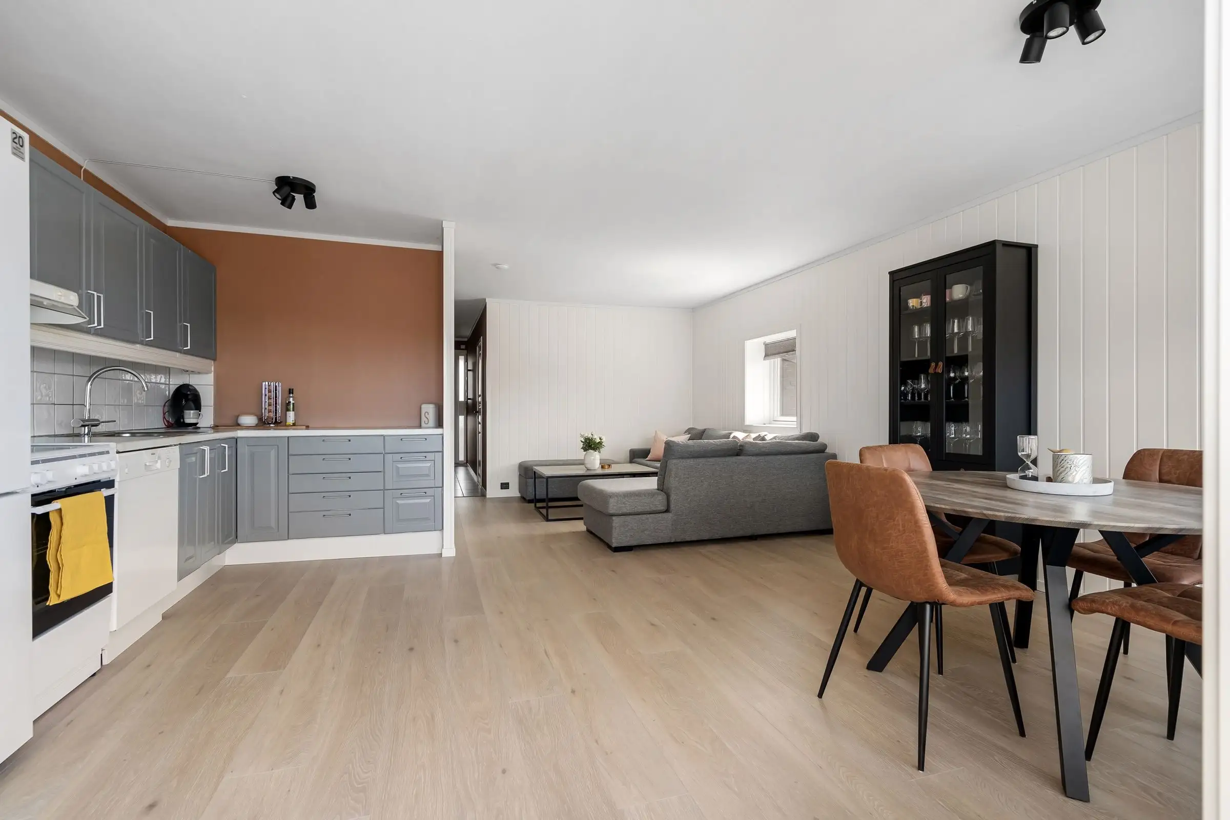 Cuisine claire ouverte sur le coin repas, parquet chêne