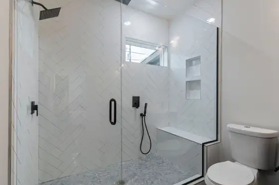 Douche de plain-pied avec paroi vitrée terminée