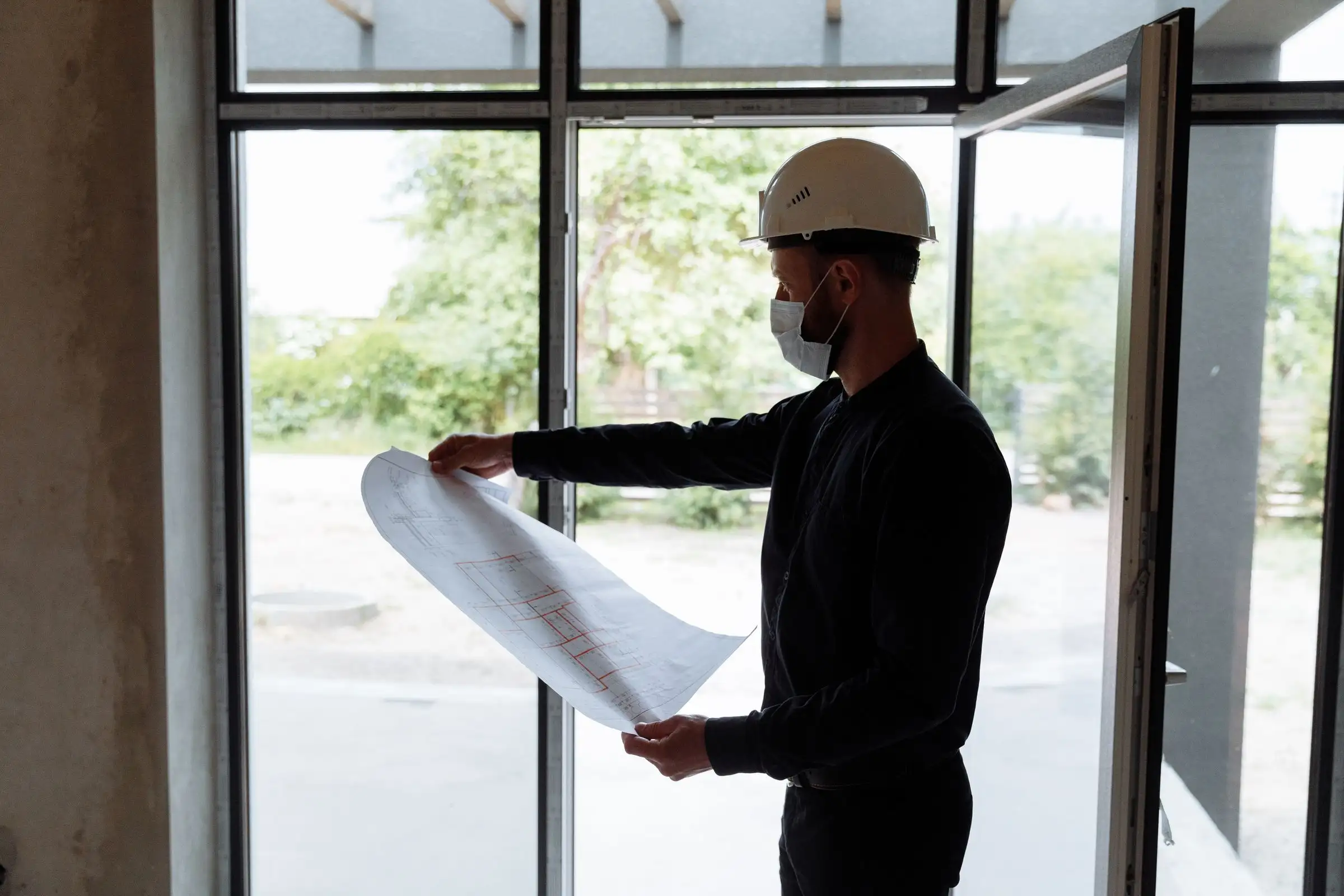 Chef de projet de profil, plan déroulé devant une baie vitrée