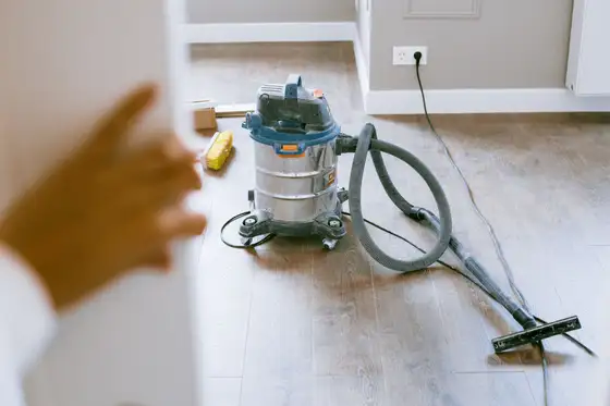 Aspirateur de chantier sur un sol propre en fin de travaux