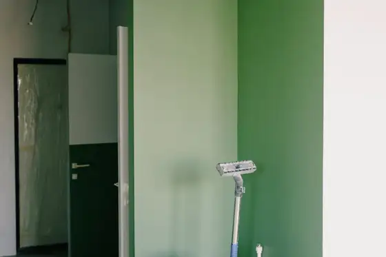 Aspirateur de chantier près d’un mur fraîchement peint