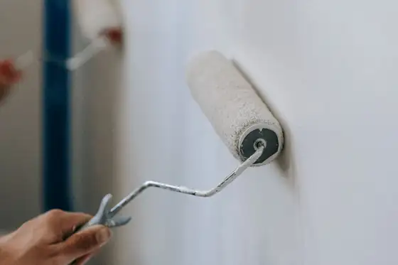Rouleau de peinture le long d’un ruban de masquage