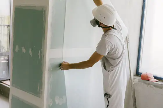 Pose de plaques de plâtre pour une nouvelle cloison