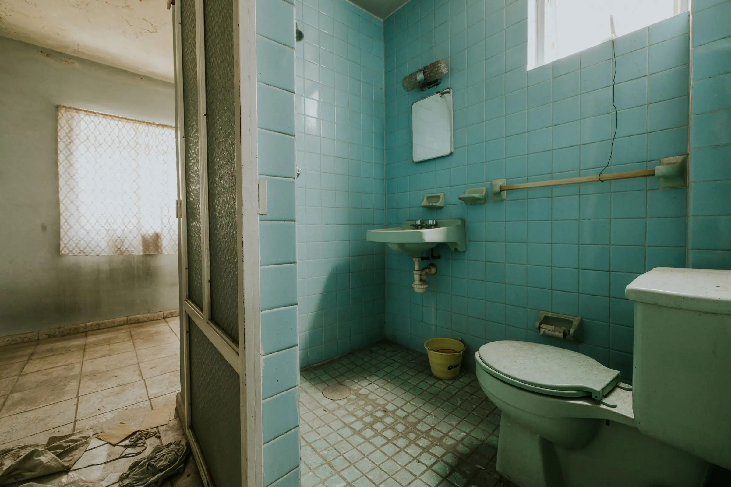 La salle de bains avant les travaux : faïence turquoise des années 1960