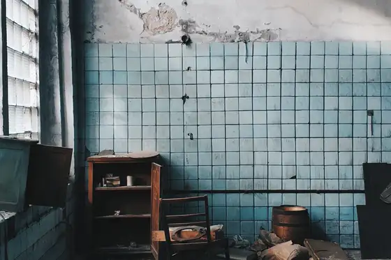 Salle de bains ancienne en cours de démolition, faïence bleue arrachée