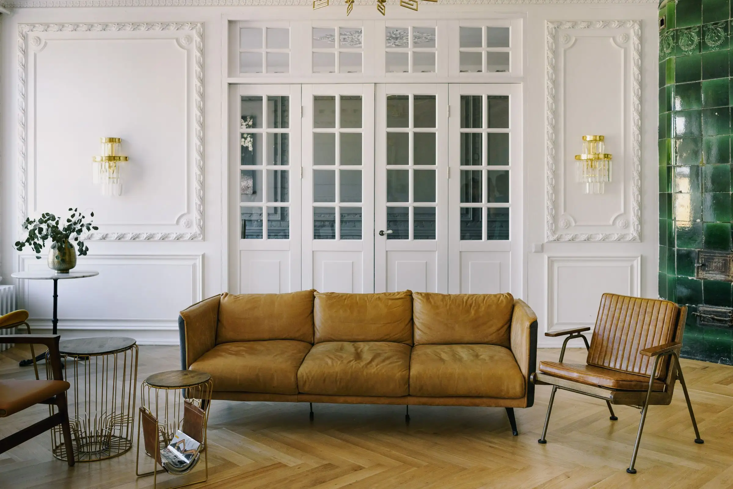Séjour aux moulures restaurées, murs blancs et parquet clair
